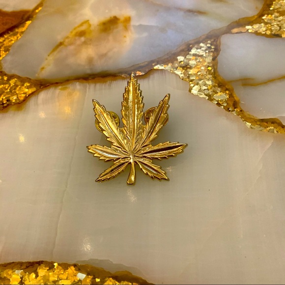 Vintage Gold Leaf Pin - Picture 3 of 3